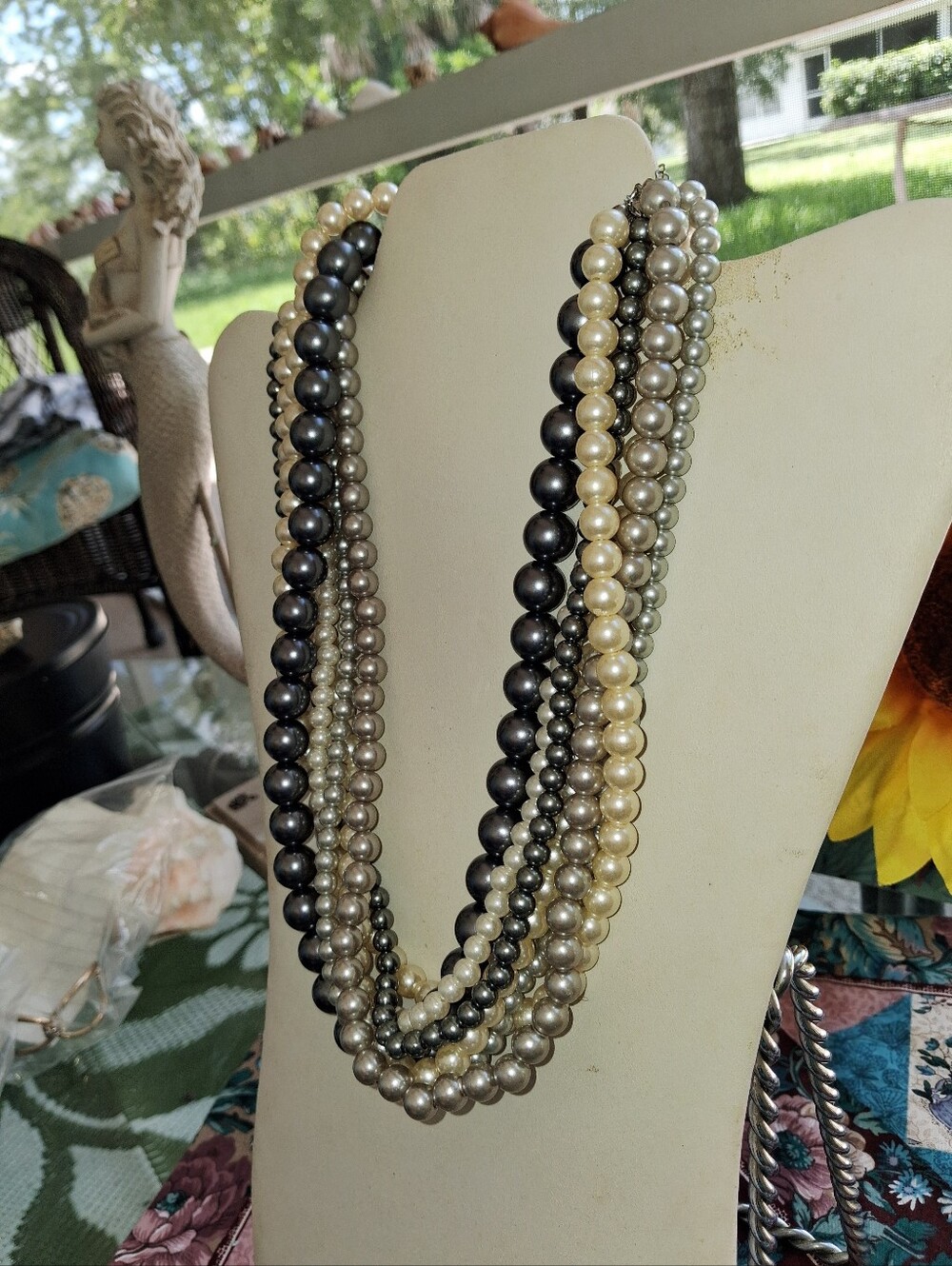 VERY PRETTY 7 STRANDED GREY & WHITE PEARL COSTUME NECKLACE - Picture 3 of 6